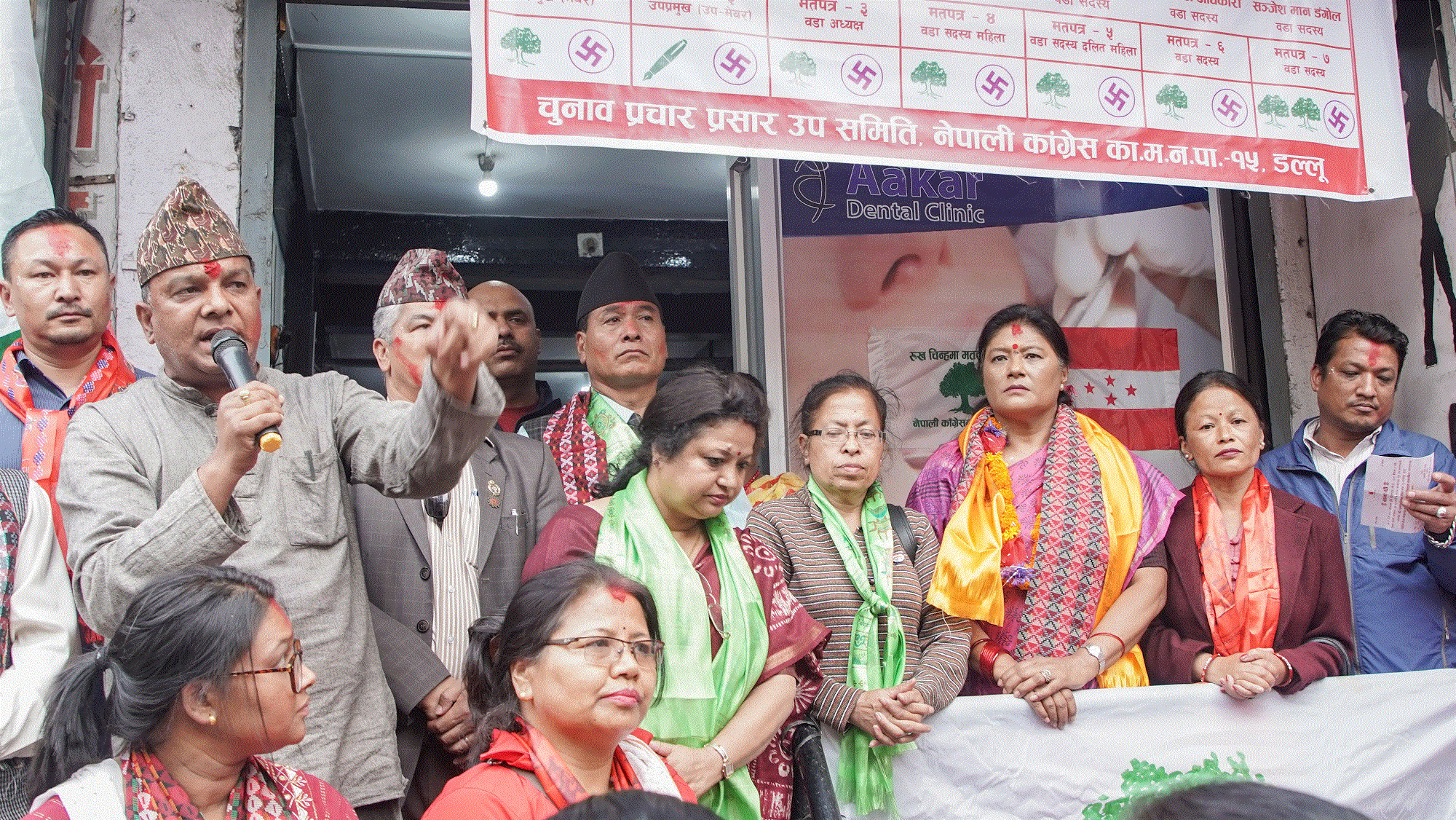 बढ्यो चुनावी रौनक: विकासका आश्वासन बाँड्दै घरदैलो अभियानमा उम्मेदवार